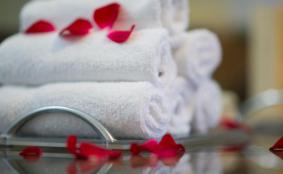 Towels with rose petals